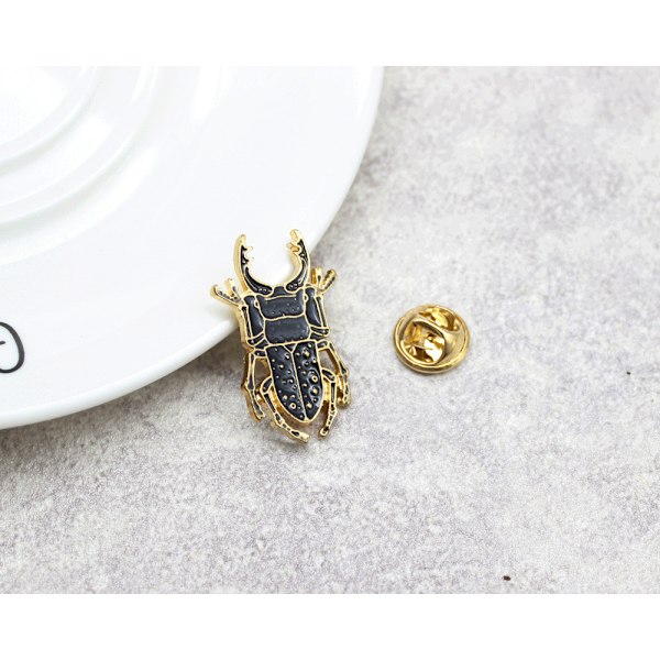 Handgjord skimrande skalbagge - scarab brosch