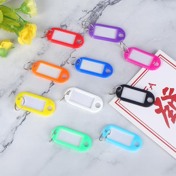 Holdbare nøglemærker i plastik med vindue til etiket og splitring, assorterede farver 40 stk.