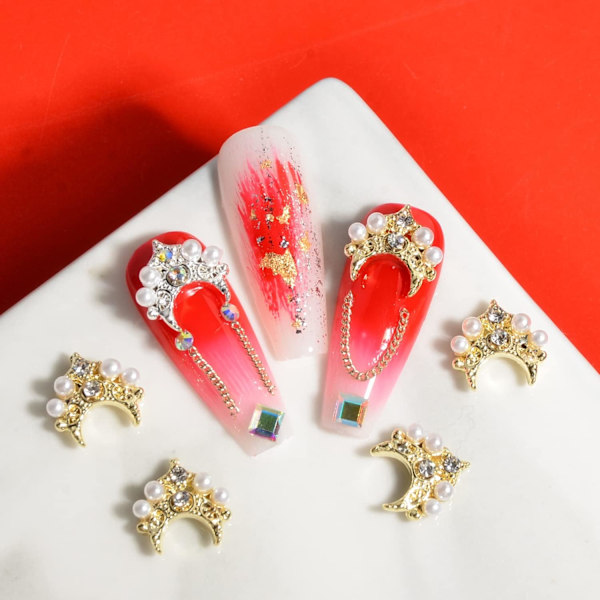 3D Guld Nagelkonst Charm Rhinestones Krona Form Nagel Charm med Blanka Kristaller Diamanter Lyxig Design Nageltillbehör