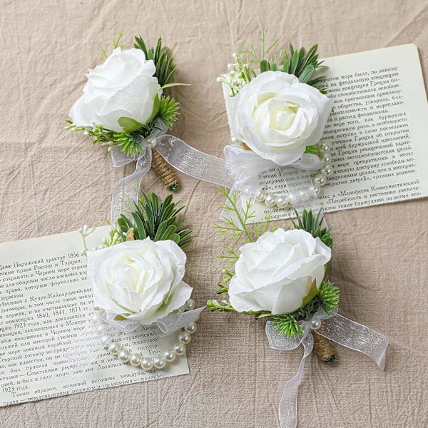 (2 Boutonnieres og 2 Mansjetter, Hvit) Kunstige Hvite Roseblomster for Håndledd og Corsage for Menn, Bryllup