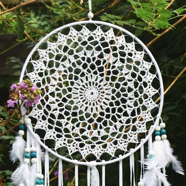 Stor Boho Drömfångare Vit Fjäder och Blå Pärlor Macrame Vägg