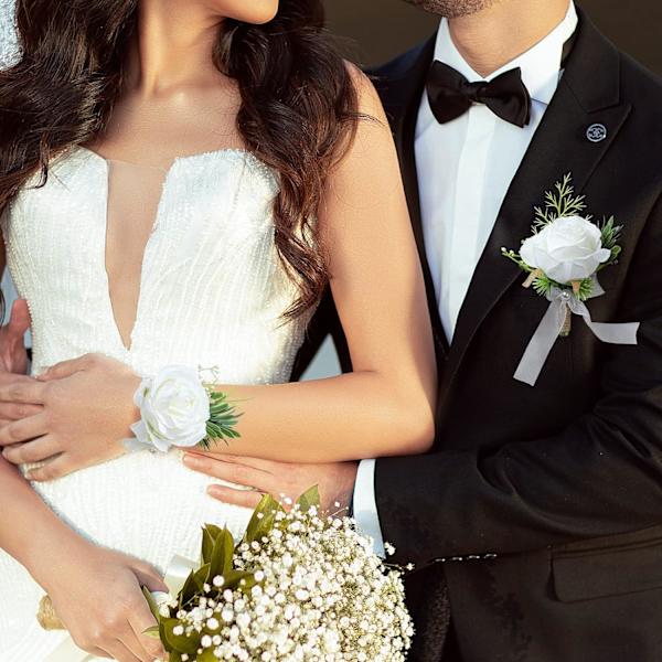 (2 Boutonnieres og 2 Manchetter, Hvid) Kunstige Hvide Roseblomster til Håndled og Corsage til Mænd, Bryllup