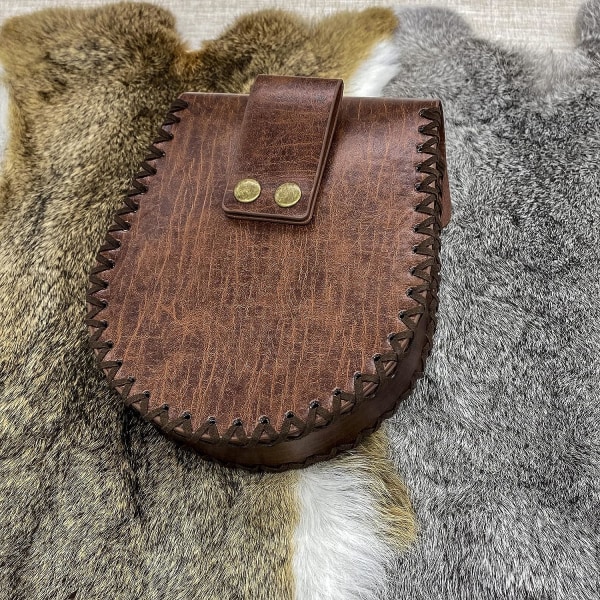 Nordisk präglad bältesväska, retro medeltida läderimitation sid