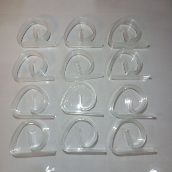 Set med 12 klara plastklämmor för bordsduk – Picknicktillbehör