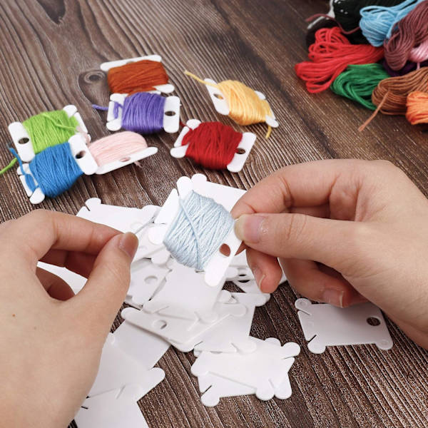 120 stk hvite trådsnelle i plast med 1 trådvinder for brodering