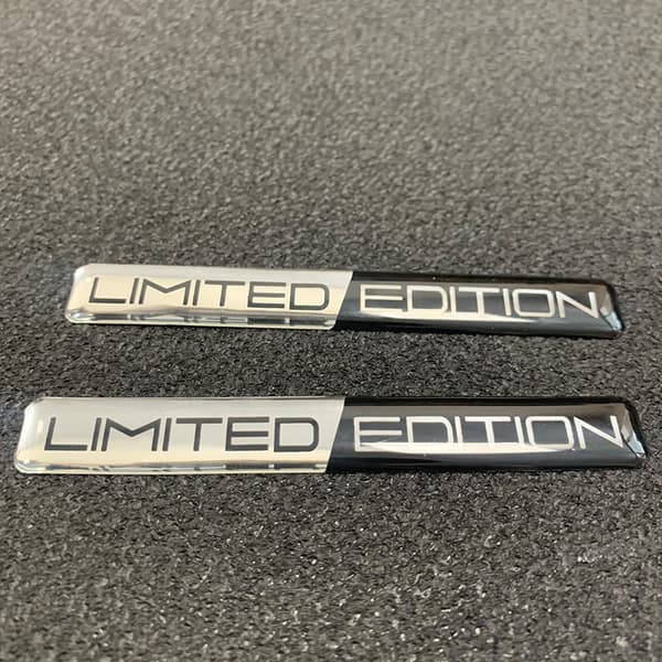 [Sæt af 2] 3D Effekt Sort/Hvid 'Limited Edition' Sticker 10,3x1,4cm til Bil Motorcykel Scooter
