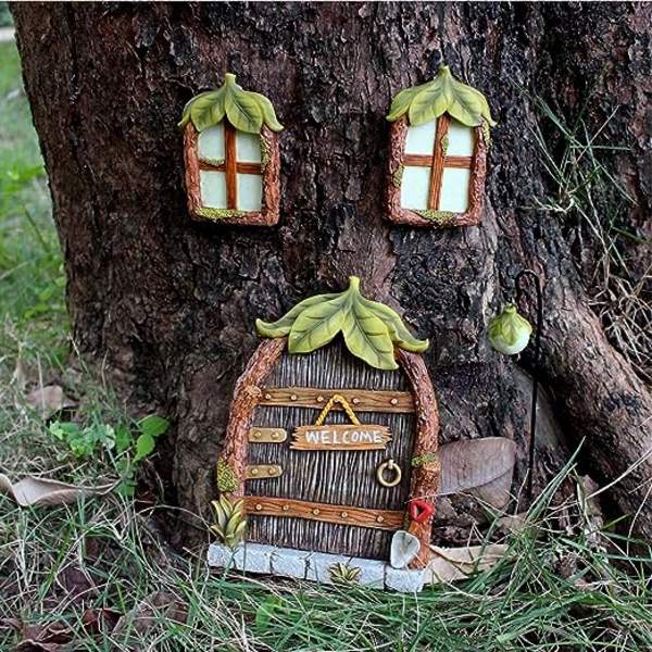 Ikkunat ja ovet keijujen miniatyyreille, jotka hohtavat pimeässä, keijujen ikkuna ja ovi