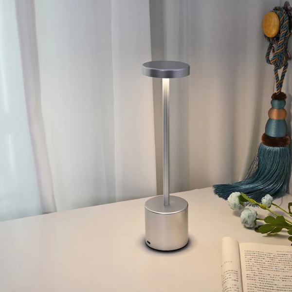 Silver Led sladdlös bordslampa, uppladdningsbar liten metall skrivbordslampa