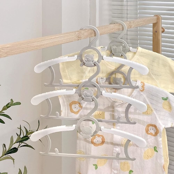 20 stk. Grå og Hvide Udvidbare Børne Hængere med Sød Bjørn Krog Multifunktionelle Plastik Hængere til Børn 29-37cm