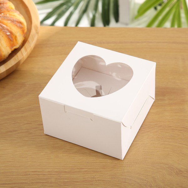 Valkoiset 10 x 10 x 6,5 cm voimapaperilaatikot, joissa on kirkas sydämen muotoinen leveys