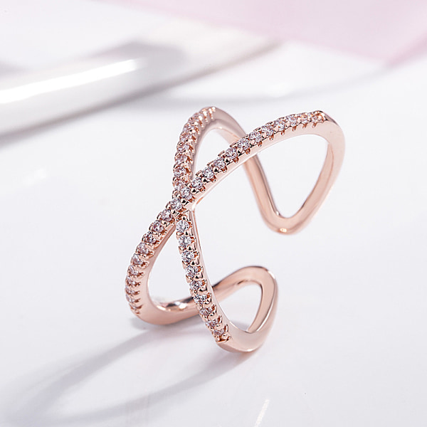 Korsringer for kvinner Justerbare ringer for kvinner Sett med kubiske zirkonia-steiner. Designer Sta Rose Gold