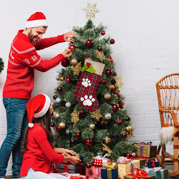 Julstrumpor med Tasspynt, Julklappstrumpor i Jute för Spisen, Stor Röd Buffelrutig Strumpdekoration