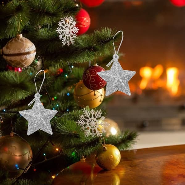 Sett med 24 sølvglitrende stjerneformede juletrepynt. Hengende julepynt. Stjerneformet juletrepynt.