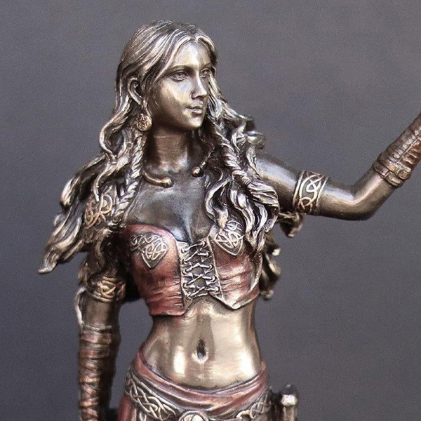 Harpiksstatuer Morrigan Den keltiske kampgudinnen Brown