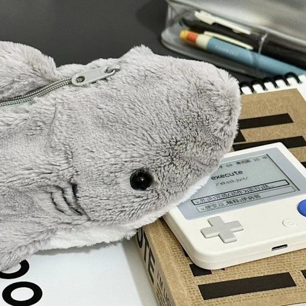 Plush Hai Pencil Case Skoleutstyr Oppbevaring Penneveske