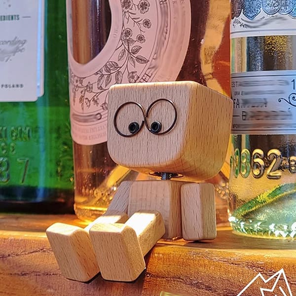 Skakande Träfigur Man med 12 Magnetiska Uttryck A