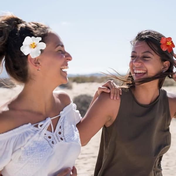 Sæt med 4 hawaiianske blomsterformede hårspænder til kvinder - 8,75 cm - Ideel til strandferier