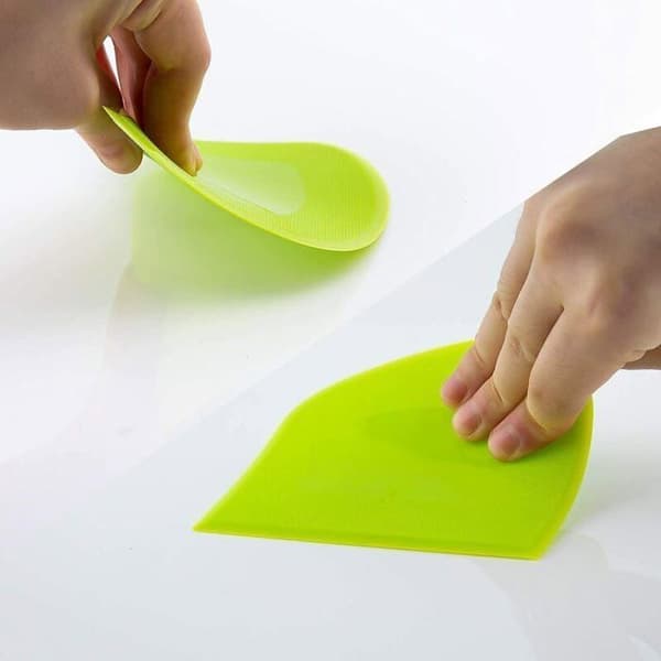 Plastdeigskrape 12x9,5 cm, grønn og hvit pannekakerøre-skrape