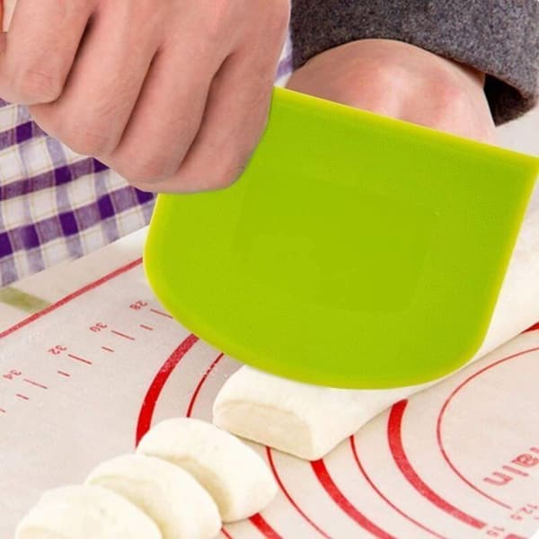 Plastdeigskrape 12x9,5 cm, grønn og hvit pannekakerøre-skrape