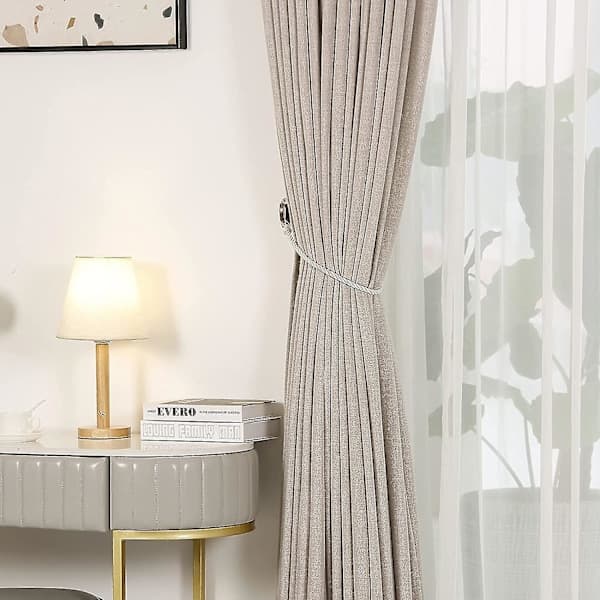 Et par gardinholdere i landlig stil