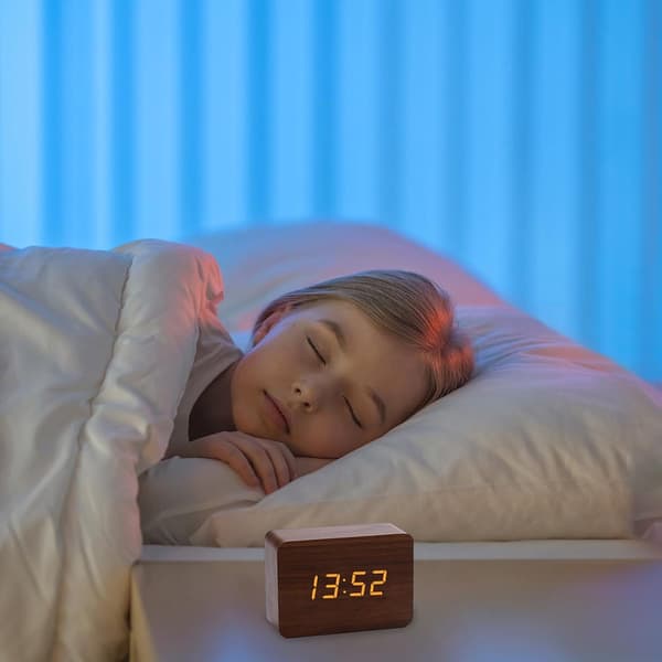 Digital väckarklocka med stor LED-display, USB-driven, justerbar ljusstyrka, röststyrning för sovrumsskrivbord, vit White