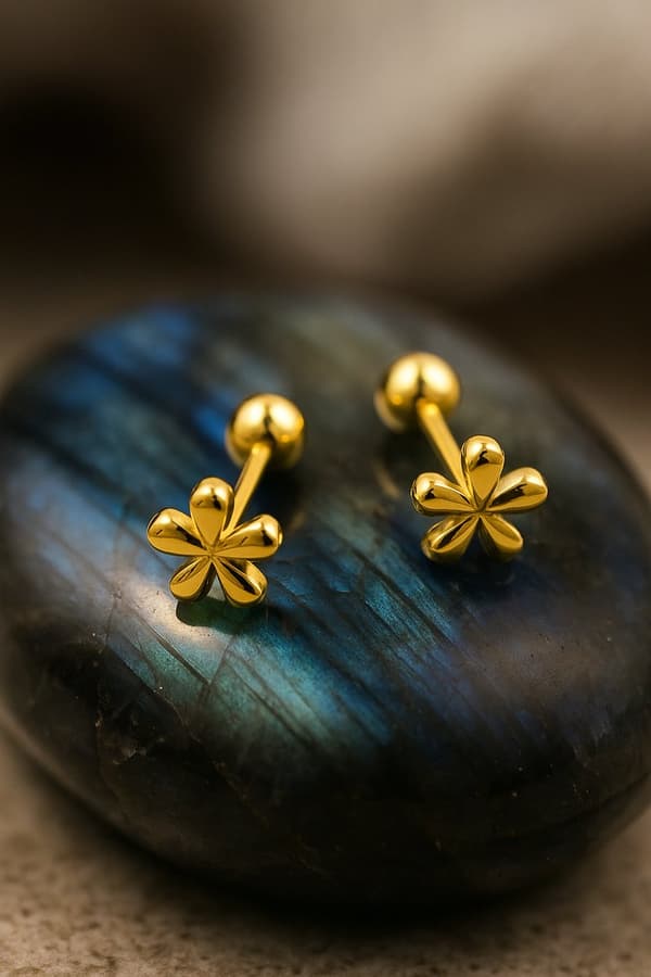 Lundholm Små Blomsterøredobber for Kvinner, Premium Gullfargede Studs i Rustfritt Stål 0,8 cm for Andre Piercing, Sensitive Ører, Gave til Henne
