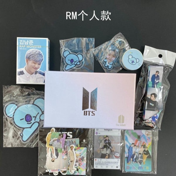 BTS Bulletproof Cad Aid Presentpåse Dynamite Vykortet Lanyard Card Tape Star Presentbox Suit J-HOPE