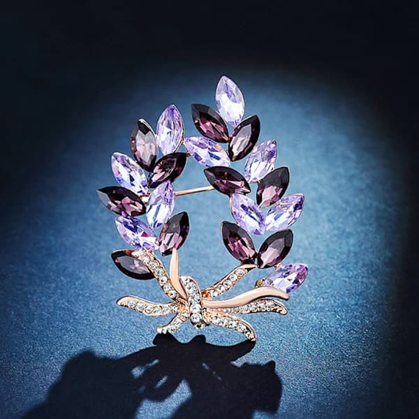Lilla brosje med strass og krystall