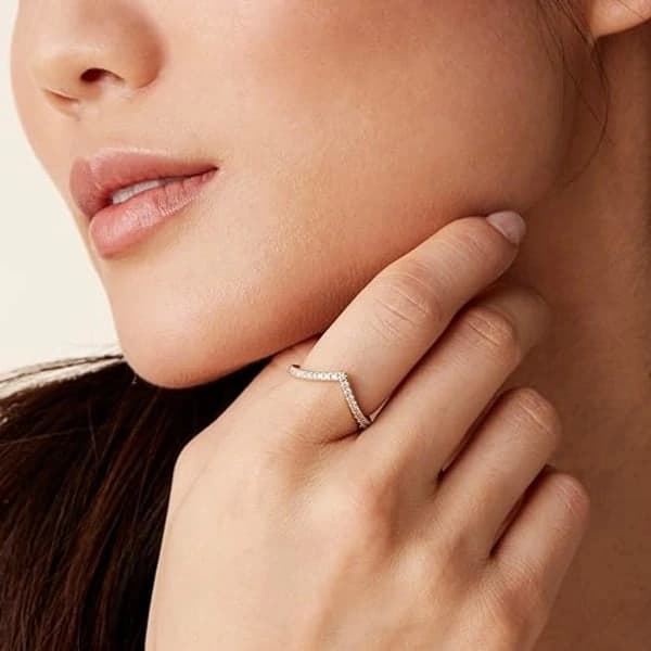 4K guldbelagt glitrende Wishbone 'V'-ring til kvinder med cubic zirconia