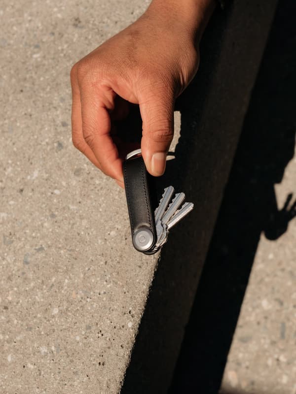 Orbitkey Hybrid Læder Nøgleorganisator, Kompakt Nøgleholder til op til 7 Nøgler med D-ring til Bilnøgler, Ridsefri EDC Nøglering, Sort