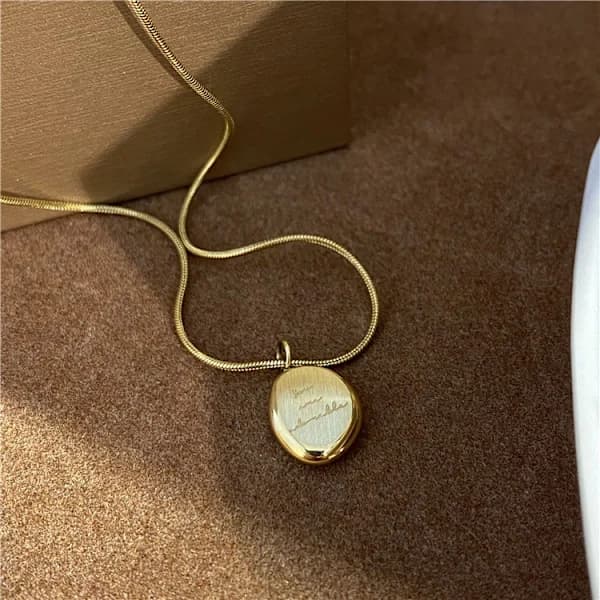 Bokstav i titan stål, rostfritt stål, hänge, halsband, guld