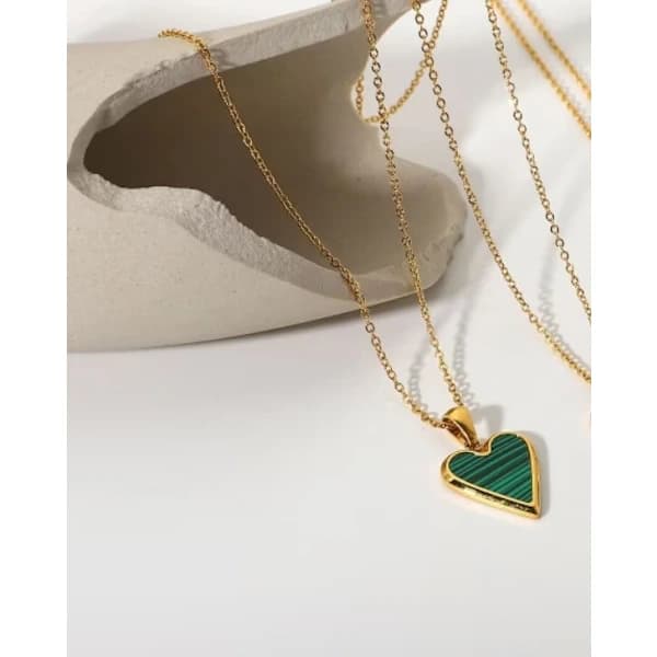 Tvåfärgat hjärtformat halsband