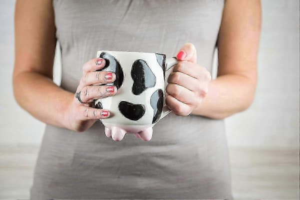 Ko-mugg med halkfria silikonfötter, handmålad keramik (LGL)