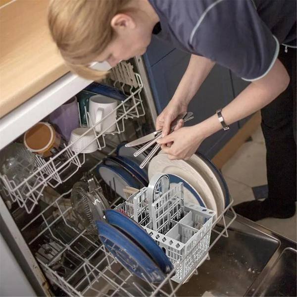 Monikäyttöinen astianpesukoneen kori lisävarusteet, jotka on sovitettu astianpesukoneen koriin aterimien säilytyskoriin