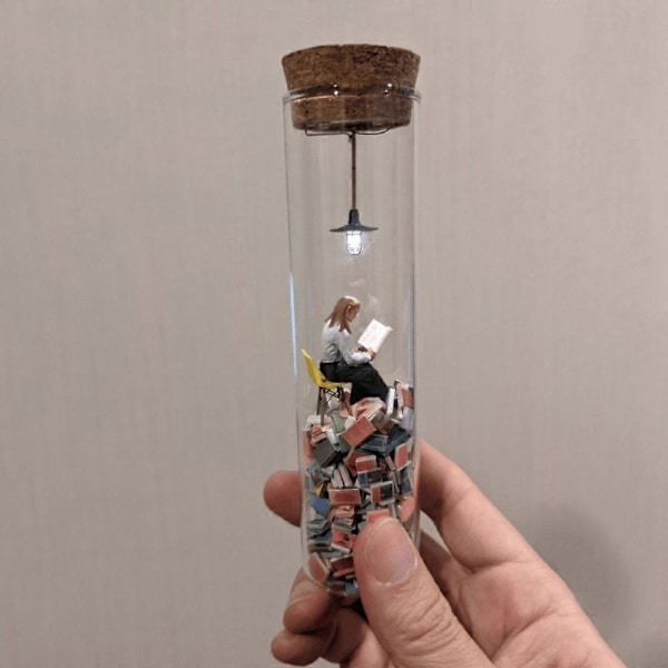 2024 \"En Läsande Man i ett Reagensrör\" Kreativ Perspektivteckning Resin Läsarmodell Bokklubb Diorama Dekoration Present (LGL) Female