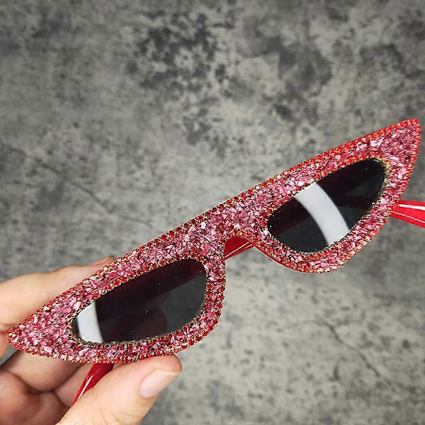 Pienet kissansilmälasit kivillä, bling-strassi aurinkolasit naisille, merkki design, punk timantti aurinkolasit Lunette De Soleil Femme LGL Red