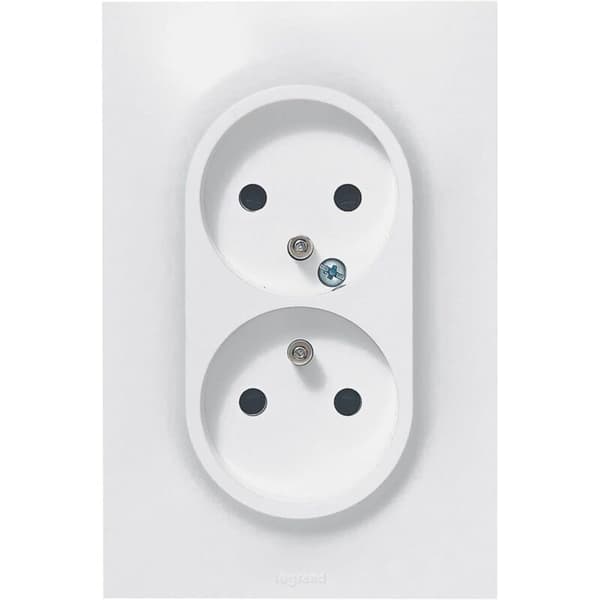 Double earthed socket. 16A, single-threaded. Screw or claw mounting. With child-safe shutters. Ready to install.