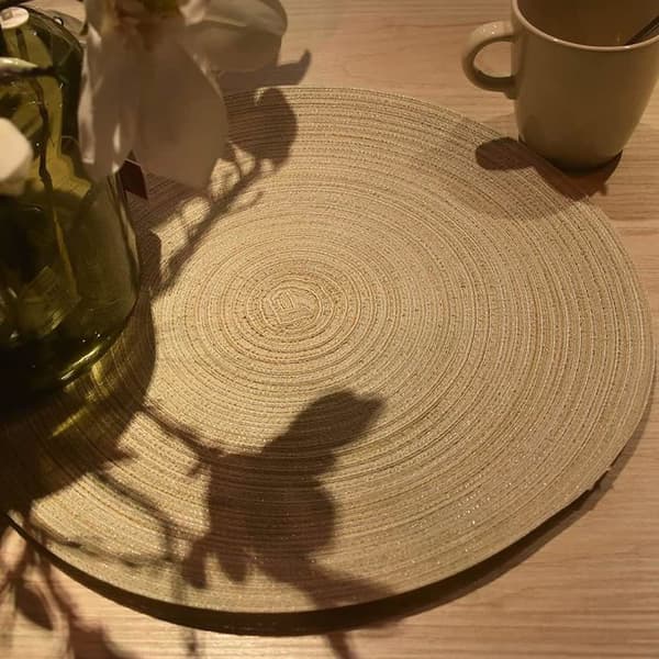 4 pyöreän, pestävän punotun pöytätabletin setti, 38,1 cm, keltainen pellava