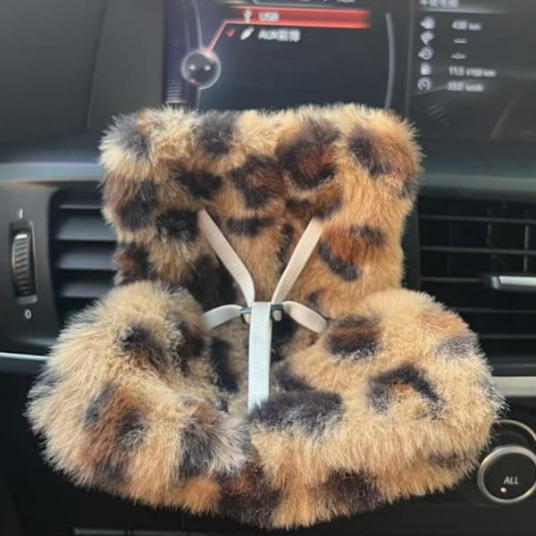 Bilsäkerhetssäte tecknad plyschdocka dekoration ornament. Leopard One size
