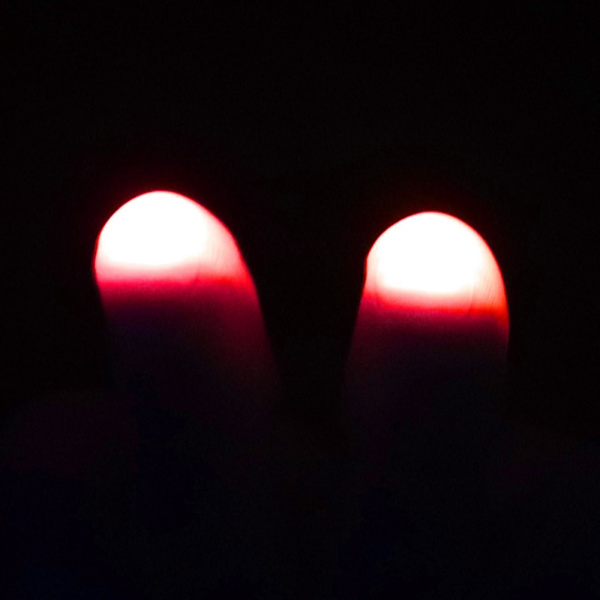 2x Magiska lysande blinkande tummar fingrar trick som dyker upp på nära håll - I7W5 red one-size