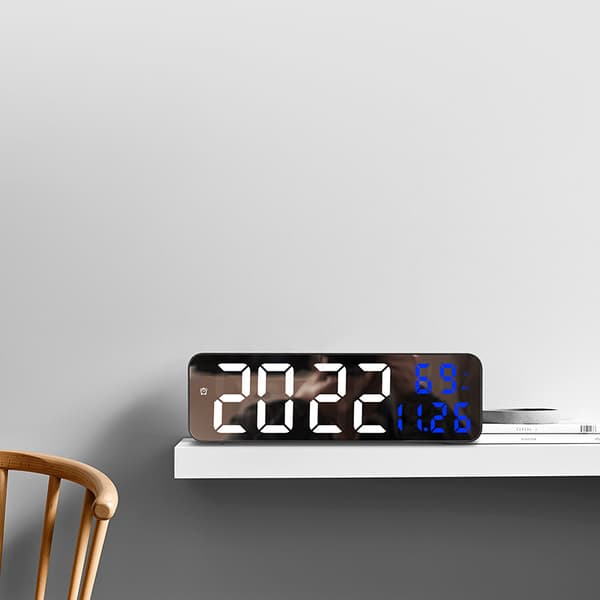 Digital väggklocka med fjärrkontroll, stor display plug-in LED digital väckarklocka, stöder 12/24-timmarsformat, datum och veckodag, blå