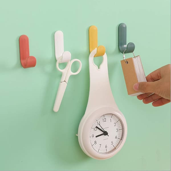 12 stk J-formede plastkroker - (tilfeldige farger)