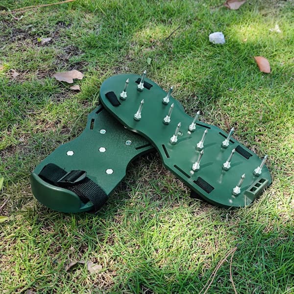 Gräsluftare - Ett par spikskor för gräsluftning