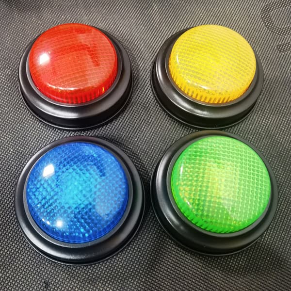 Quiz buzzer system - Et sæt med 4 buzzere med lys og lyd, perfekt til barquizspil.