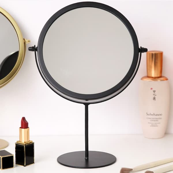 Nordisk internetberømthed skrivebordsmakeup spejl sort højbenet model