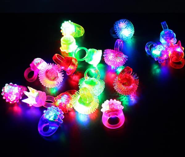 24-pakning LED diamantringer som lyser opp LED-ringer som gløder og blinker (tilfeldig stil)