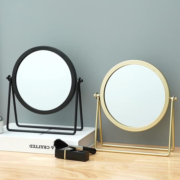Nordisk internetberømthed desktop makeup spejl sort kort