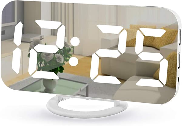 Elektronisk digital väckarklocka - vit text och vit bokstav