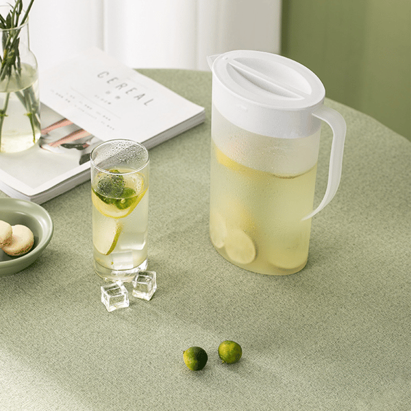 Stor plastkallvattenflaska med lock - Stor - Vit