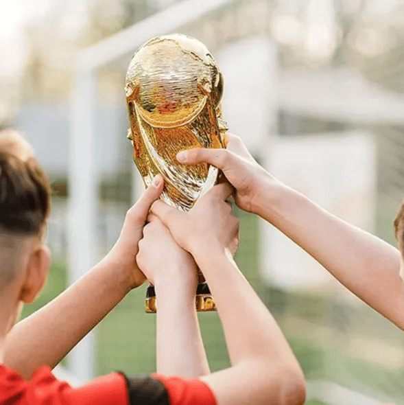VM-trofæ, harpiksreplika af VM-fodboldtrofæet, souvenir samleobjekt, fan-gave.